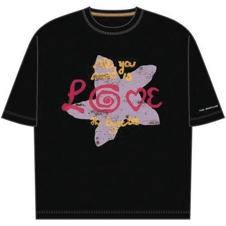 シングル『愛こそはすべて』のロゴをフィーチャーした「Ａｌｌ　Ｙｏｕ　Ｎｅｅｄ　Ｉｓ　Ｌｏｖｅ　Ｔ-ｓｈｉｒｔｓ　Ｂｌａｃｋ」