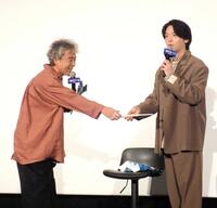 　中村倫也（右）にキッチン用品をプレゼントするムロツヨシ