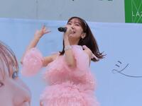 ソロでのミニライブを行った柏木由紀