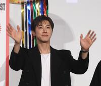 手を振るユンホ（撮影・佐々木彰尚）
