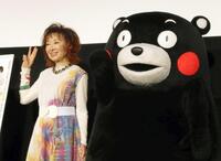 　舞台あいさつに登壇した三田佳子（左）、くまモン