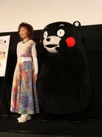 撮影に応じる（左から）三田佳子、くまモン＝都内
