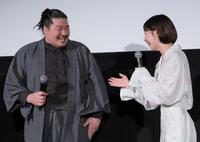 笑い合う一ノ瀬ワタル（左）と夏帆（撮影・吉澤敬太）