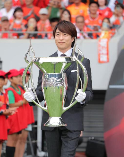 トロフィーを運ぶ櫻井翔（撮影・吉澤敬太）