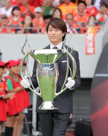 トロフィーを運ぶ櫻井翔（撮影・吉澤敬太）