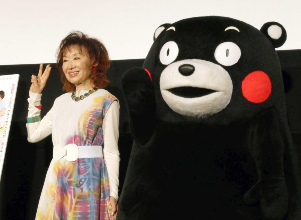 　舞台あいさつに登壇した三田佳子（左）、くまモン