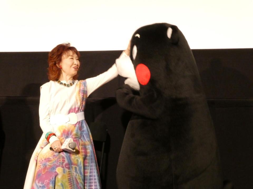 三田佳子に「寄りすぎ」と言われるくまモン