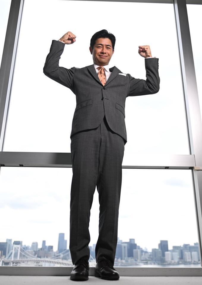 力強くガッツポーズする榎並大二郎アナウンサー＝フジテレビ本社ビル（撮影・堀内翔）