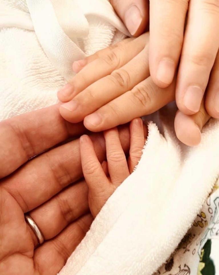 　長女誕生後、家族４人の手を重ねた１枚