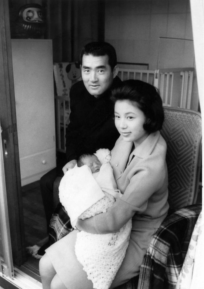 赤ちゃんを抱いた妻・亜希子さんと長嶋茂雄さん＝１９６６年１月