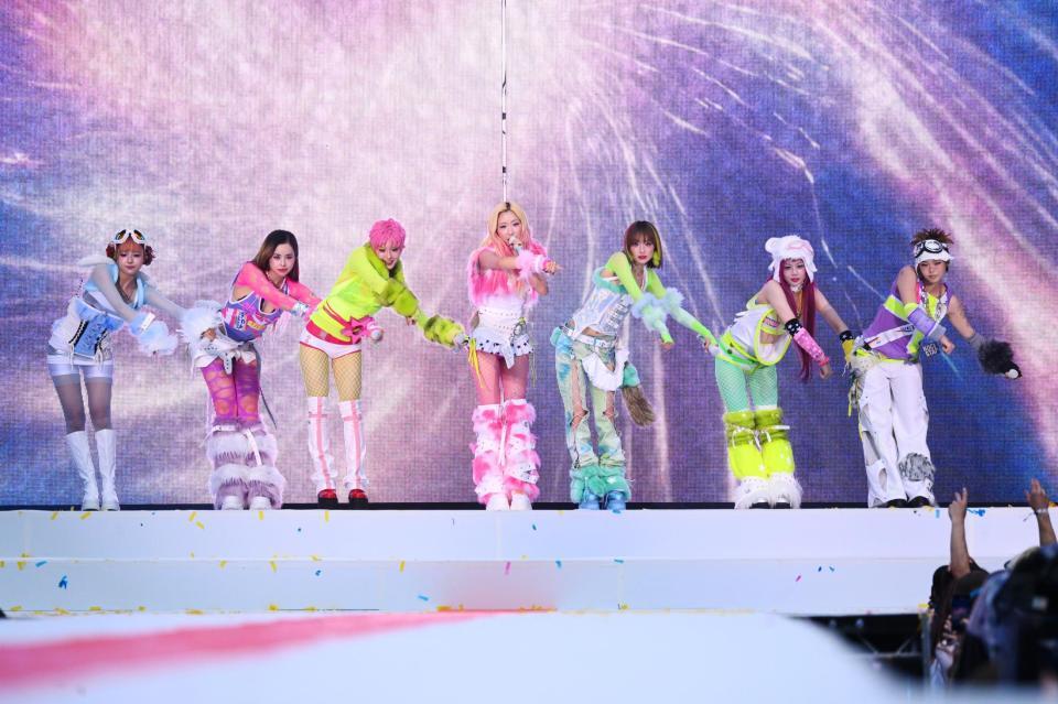ウェンブリー・スタジアムでパフォーマンスするＸＧの（左から）ＪＵＲＩＡ、ＨＡＲＶＥＹ、ＣＨＩＳＡ、ＭＡＹＡ、ＪＵＲＩＮ、ＨＩＮＡＴＡ、ＣＯＣＯＮＡ