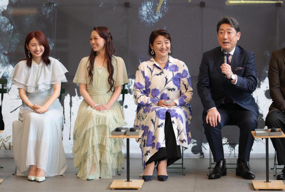 井上小百合（左端）が、娘となった能條愛未の親友であるという話しになり、互いに照れる中村芝翫（右端）＝撮影・吉澤敬太