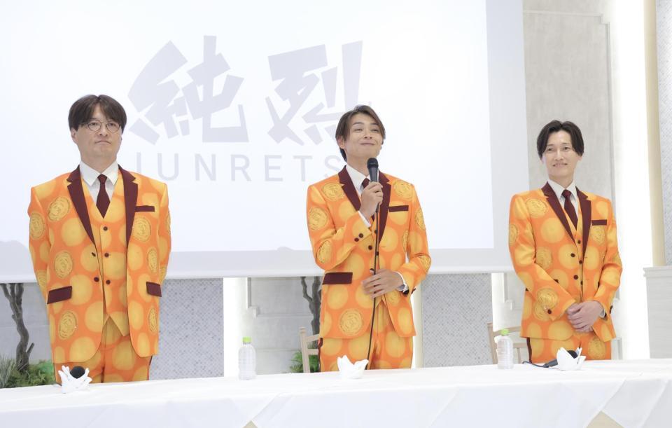 会見する純烈の（左から）酒井一圭、白川裕二郎、後上翔太