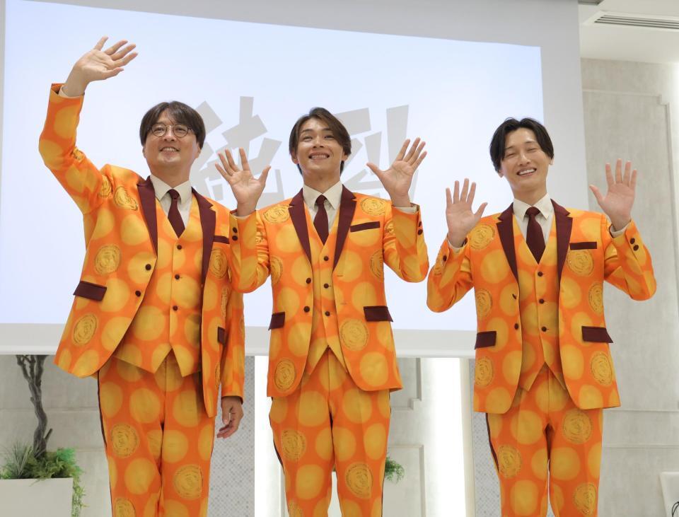 会見の最後に手を振る純烈の（左から）酒井一圭、白川裕二郎、後上翔太（撮影・西岡正）