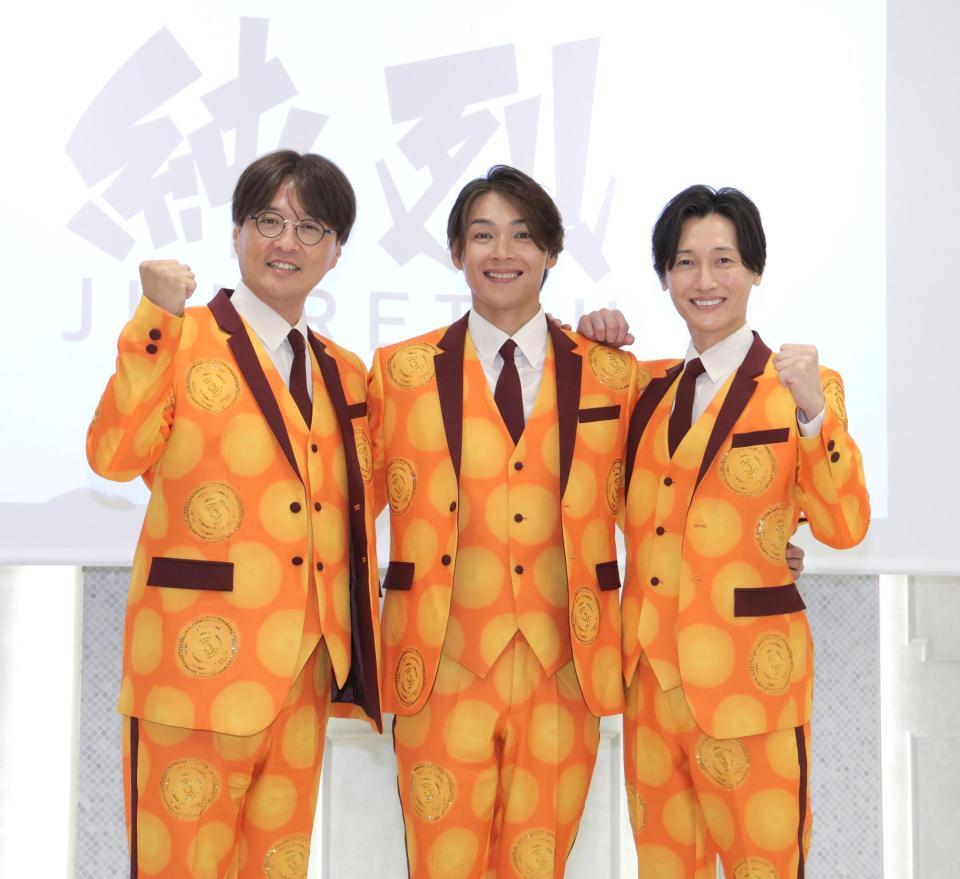 会見の最後にポーズをとる純烈の（左から）酒井一圭、白川裕二郎、後上翔太（撮影・西岡正）