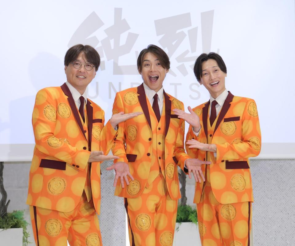 会見の最後にポーズをとる純烈の（左から）酒井一圭、白川裕二郎、後上翔太（撮影・西岡正）