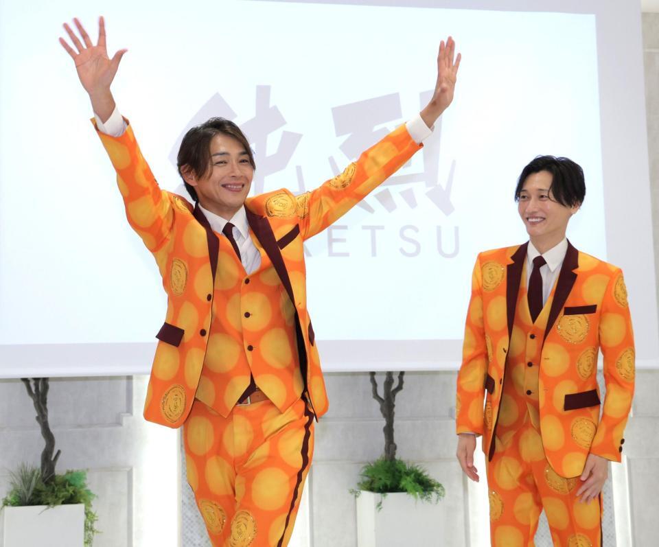 会見の最後に手を振る白川裕二郎。右は後上翔太（撮影・西岡正）