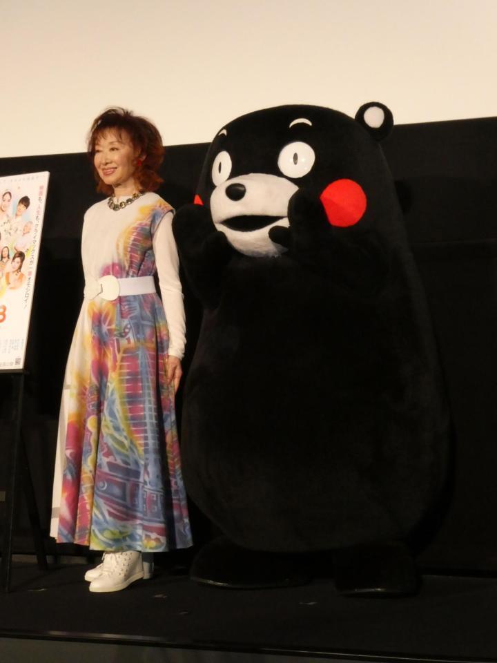 撮影に応じる（左から）三田佳子、くまモン＝都内