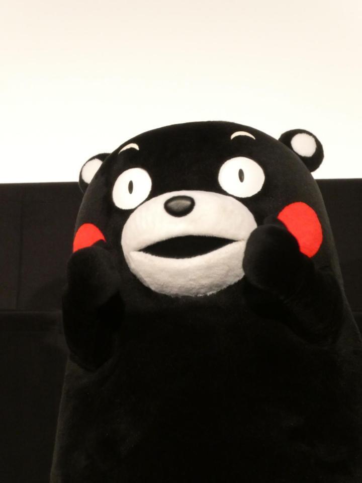 観客席を見つめるくまモン＝都内