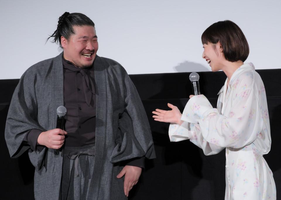 笑い合う一ノ瀬ワタル（左）と夏帆（撮影・吉澤敬太）
