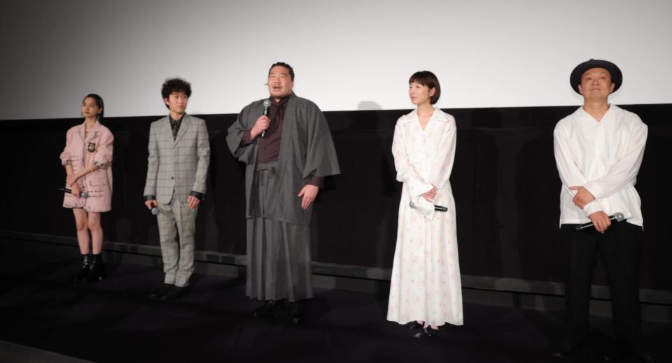 登壇した（左から）山﨑七海、上阪隼人、一ノ瀬ワタル、夏帆、吉田恵輔監督（撮影・吉澤敬太）
