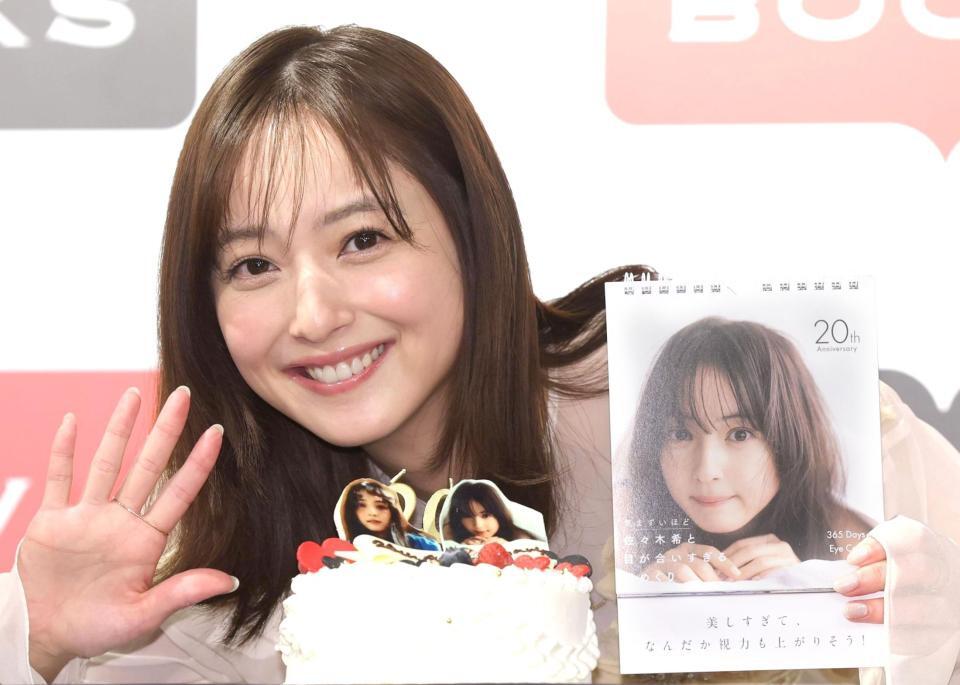 ケーキの前で手を振る佐々木希（撮影・西岡正）