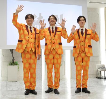 会見の最後に手を振る純烈の（左から）酒井一圭、白川裕二郎、後上翔太（撮影・西岡正）