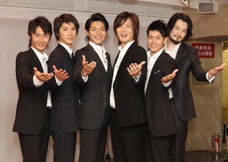 ２０１０年に「涙の銀座線」でメジャーデビュー当時。（左から）後上翔太、林田達也、白川裕二郎、酒井一圭、友井雄亮、小田井涼平＝東京・銀座駅