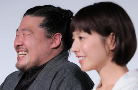 夏帆（右）に褒められ、汗が止まらない一ノ瀬ワタル（撮影・吉澤敬太）