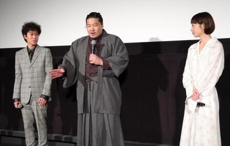 挨拶する（左から）上阪隼人、一ノ瀬ワタル、夏帆（撮影・吉澤敬太）