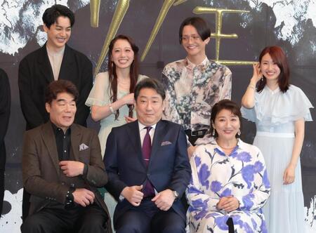笑顔を見せ合う（前列左から）村田雄浩、中村芝翫、松下由樹、（後列同）大野拓朗、朝日希和、三浦涼介、井上小百合（撮影・吉澤敬太） 