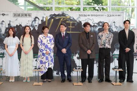 会見する（左から）井上小百合、朝日希和、松下由樹、中村芝翫、村田雄浩、三浦涼介、大野拓朗（撮影・吉澤敬太） 