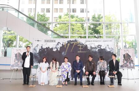 会見する（左から）井上尊晶氏、井上小百合、朝日希和、松下由樹、中村芝翫、村田雄浩、三浦涼介、大野拓朗＝東京・銀座松竹スクエア（撮影・吉澤敬太）  