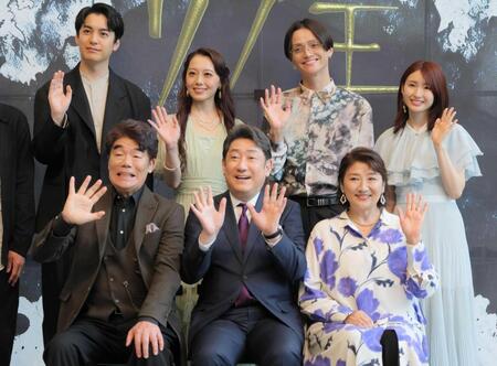 共演する（前列左から）村田雄浩、中村芝翫、松下由樹（後列同）大野拓朗、朝月希和、三浦涼介、井上小百合（撮影・吉澤敬太）