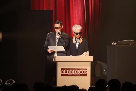 ライブのオーガナイザーとして司会台に立ったＺｅｅｂｒａ（左）と高木完