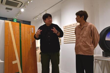 銀シャリ・鰻「生き毛アート」展で説明を受ける鰻和弘