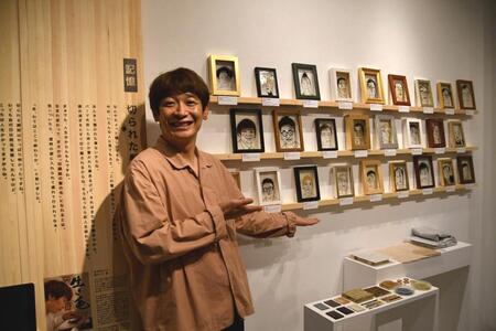 銀シャリ・鰻「生き毛アート」展で撮影に応じる鰻和弘