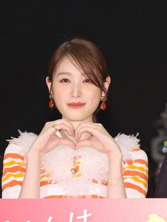 ポーズ決める高橋ひかる