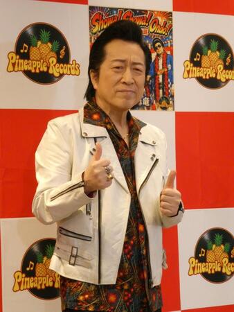 撮影に応じる高橋ジョージ