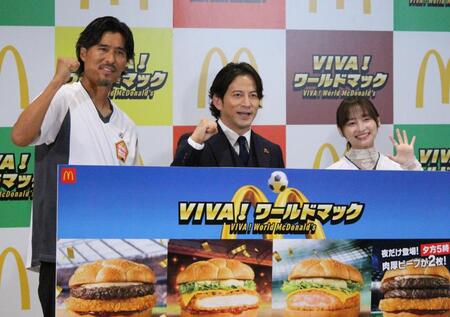 ポーズを決める（左から）中澤佑二氏、岡田准一、影山優佳