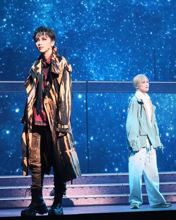 星組「花より男子２」道成寺司の暁千星（左）花沢類の天飛華音