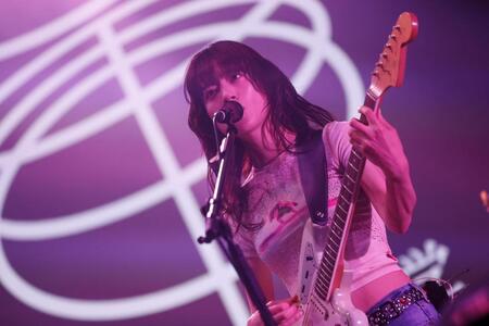 ライブパフォーマンスを行う羊文学（ⓒ「ＭＵＳＩＣ　ＡＷＡＲＤＳ　ＪＡＰＡＮ　ＷＥＥＫ　ＳＰＥＣＩＡＬ　ＬＩＶＥＢｉｌｌｂｏａｒｄ　ＪＡＰＡＮ　-　Ｓｐｏｔｉｆｙ　ｐｒｅｓｅｎｔＷｏｍｅｎ　Ｉｎ　Ｍｕｓｉｃ　-　ＥＱＵＡＬ　ＳＴＡＧＥ」）