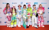 出演前にポーズを決めたＸＧの（左から）ＨＡＲＶＥＹ、ＨＩＮＡＴＡ、ＪＵＲＩＡ、ＪＵＲＩＮ、ＣＨＩＳＡ、ＣＯＣＯＮＡ、ＭＡＹＡ