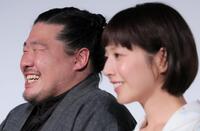 夏帆（右）に褒められ、汗が止まらない一ノ瀬ワタル（撮影・吉澤敬太）