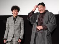 笑顔を見せる上阪隼人（左）と一ノ瀬ワタル（撮影・吉澤敬太）