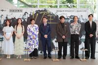 会見する（左から）井上小百合、朝日希和、松下由樹、中村芝翫、村田雄浩、三浦涼介、大野拓朗（撮影・吉澤敬太） 