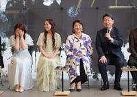 井上小百合（左端）が、娘となった能條愛未の親友であるという話しになり、互いに照れる中村芝翫（右端）＝撮影・吉澤敬太