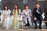 井上小百合（左端）が、娘となった能條愛未の親友であるという話しになり、互いに照れる中村芝翫（右端）＝撮影・吉澤敬太