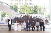 会見する（左から）井上尊晶氏、井上小百合、朝日希和、松下由樹、中村芝翫、村田雄浩、三浦涼介、大野拓朗＝東京・銀座松竹スクエア（撮影・吉澤敬太）  