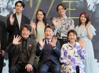 共演する（前列左から）村田雄浩、中村芝翫、松下由樹（後列同）大野拓朗、朝月希和、三浦涼介、井上小百合（撮影・吉澤敬太）